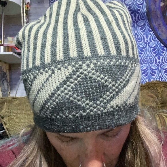 NWT  Burgundy & Gray Pattern Beanie - Picture 5 of 5